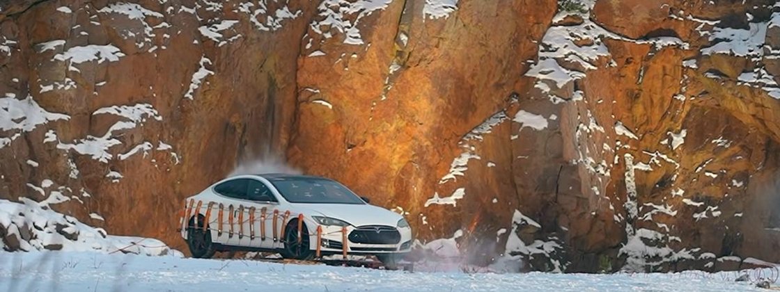 Ao invés de realizar o conserto, o filandês decidiu entregá-lo para o grupo de youtubers especialistas em explosão do canal finlandês Pommijätkät. | Foto: Reprodução/Internet