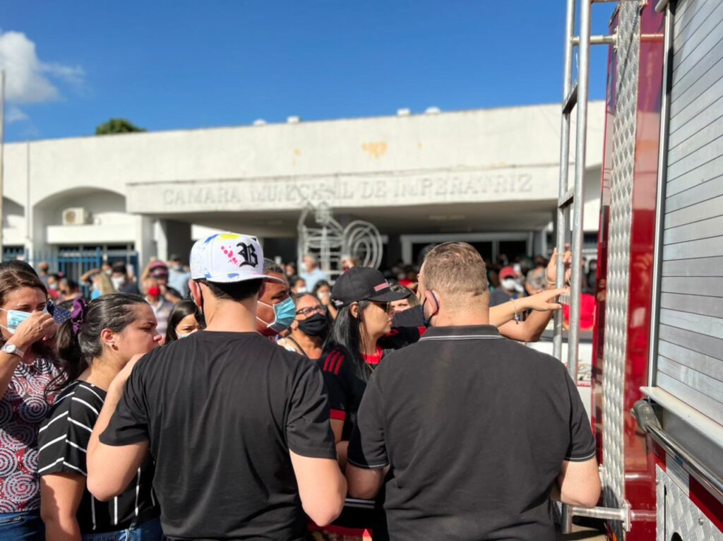 Corpo de Maurílio é sepultado com aplausos, balões brancos e choro; veja 3 390c647e 6154 4e5d a7f9 a8dc3f3728cb