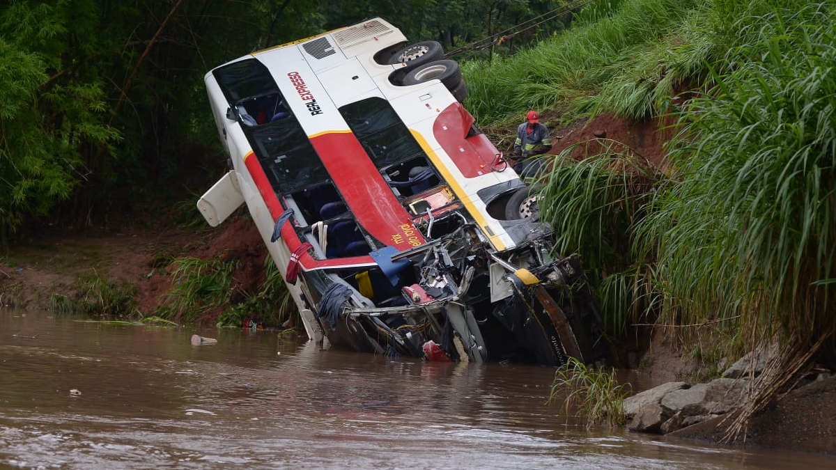 O motorista disse que acredita que tudo aconteceu por causa de má sinalização no desvio feito na pista, além de uma sensibilidade diferente entre os freios | Foto: Reprodução/Internet