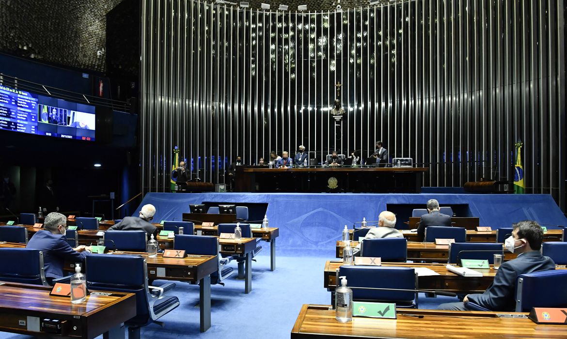 Plenário do Senado Federal durante sessão conjunta do Congresso Nacional (para senadores) destinada à deliberação do Projeto de Resolução do Congresso Nacional n° 4 de 2021, que altera resolução do Congresso Nacional, para ampliar a transparência da sistemática de apresentação, aprovação e execução das emendas de relator-geral. 

Mesa:
primeiro-vice-presidente da Câmara dos Deputados, deputado Marcelo Ramos (PL-AM);
presidente do Senado Federal, senador Rodrigo Pacheco (PSD-MG);
secretário-geral da Mesa do Senado, Gustavo A. Sabóia Vieira.

Em discurso, à tribuna, senador Alvaro Dias (Podemos-PR).

Foto: Waldemir Barreto/Agência Senado
