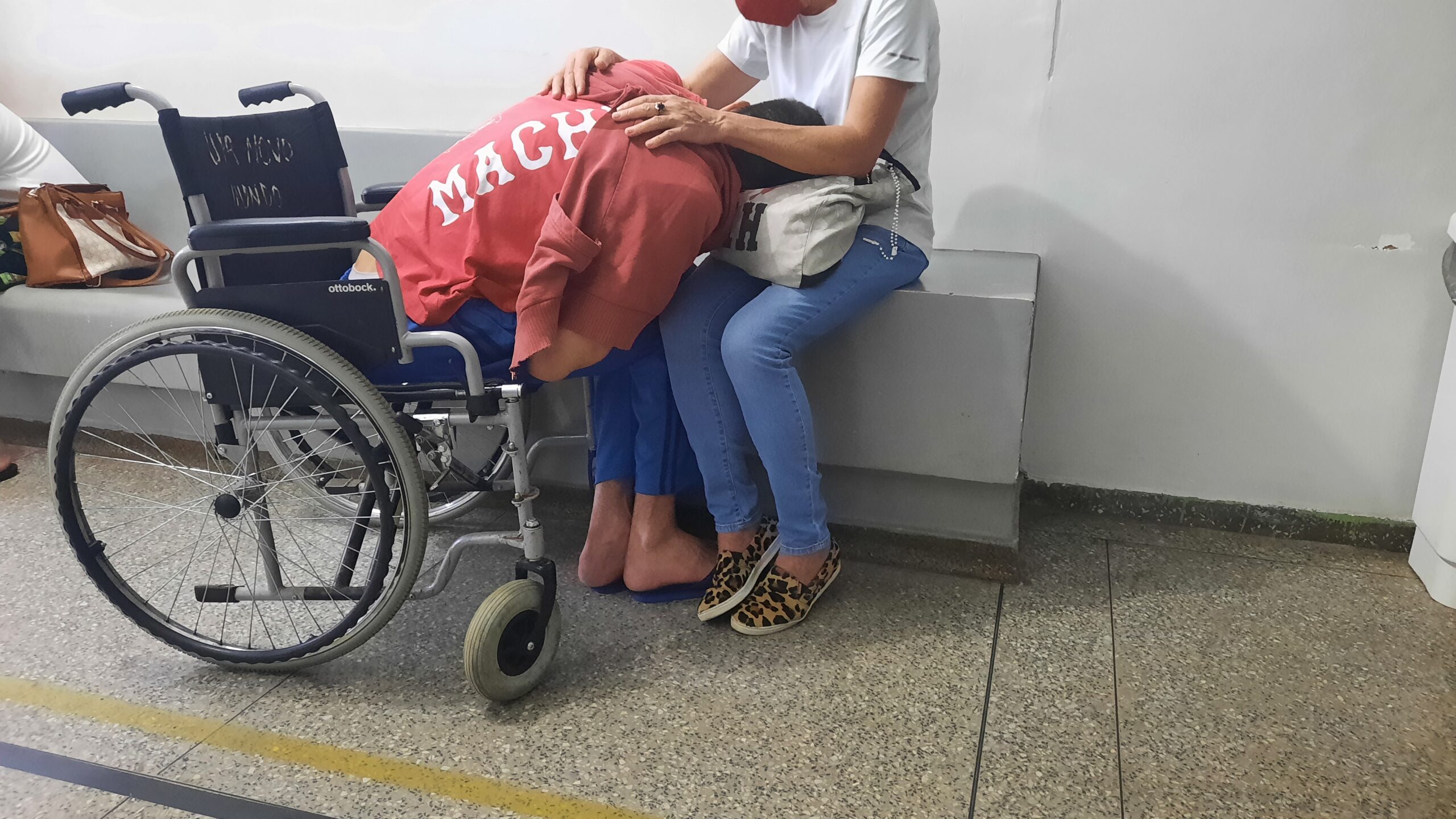 Servidores e usuários relataram falta de iluminação, extintores de incêndio, insumos para pacientes e até álcool gel nos Cais de Goiânia | Foto: Carlos Nathan