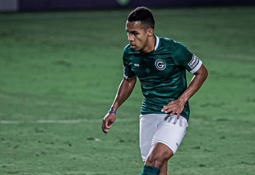 Volante falou sobre estreia pelo clube esmeraldino e o que levou a rescindir com o Goiás | foto: Heber Gomes