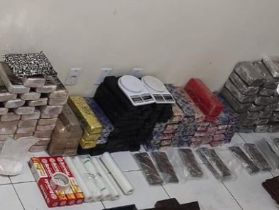 No local os agentes encontraram Pasta Base, Maconha, Skank, Haxixe e insumos para o refino de Cocaína | Foto: Reprodução PMGO