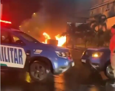 Caso aconteceu em Goiânia e, segundo testemunhas, o motorista da caminhonete teria discutido com um motociclista em um posto de combustíveis. | Foto: Reprodução