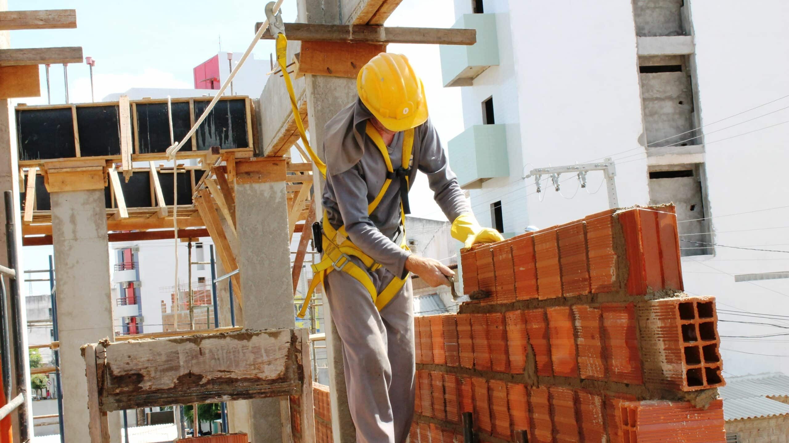 Construção civil deve fechar 2022 com crescimento de 6%, aponta projeção da CBIC