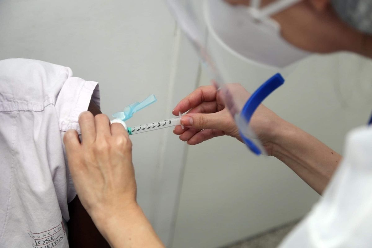 Contudo, pesquisadores alertam que os riscos de infecção causados pela variante sul-africana são maiores  Foto; Reprodução