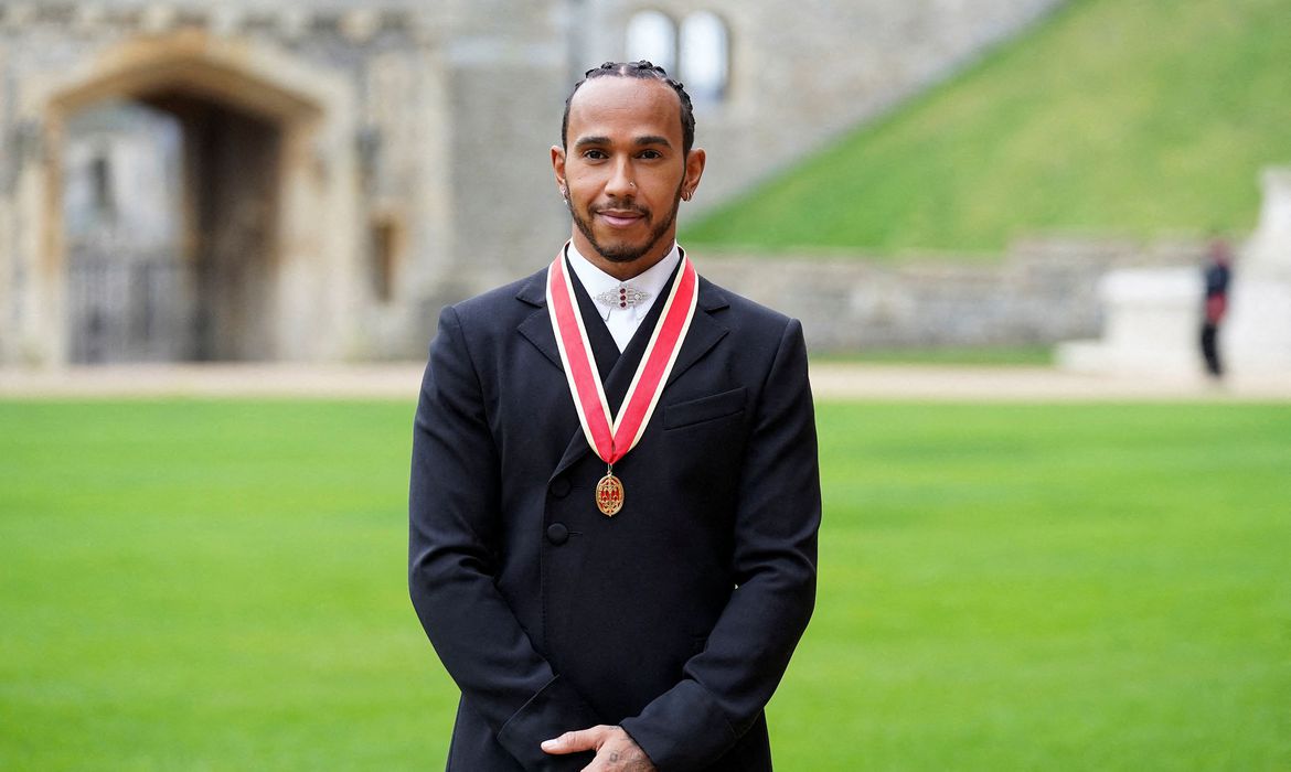 Heptacampeão da Fórmula 1, Lewis Hamilton recebeu a condecoração do príncipe Charles | Foto: Divulgação