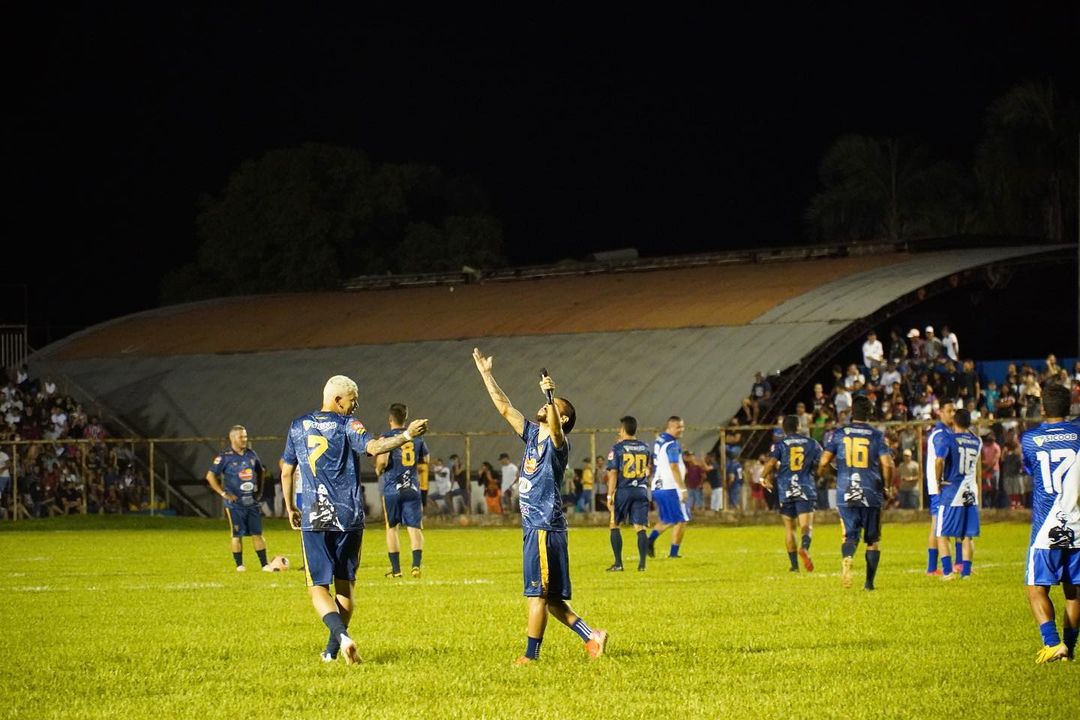 Michael se reencontrou com o Estádio Valdeir José de Oliveira, onde apareceu para o mundo do futebol | Foto: Prefeitura de Goianésia