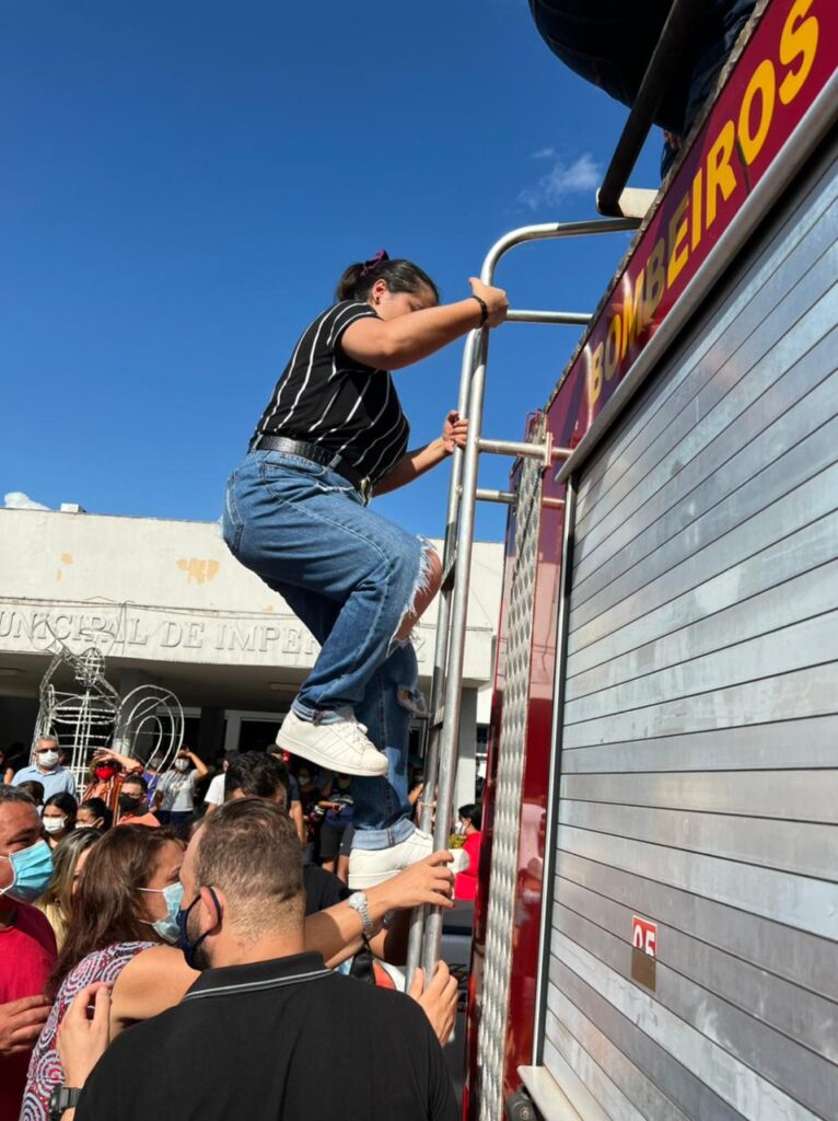 Corpo de Maurílio é sepultado com aplausos, balões brancos e choro; veja 7 Mulher maurilio