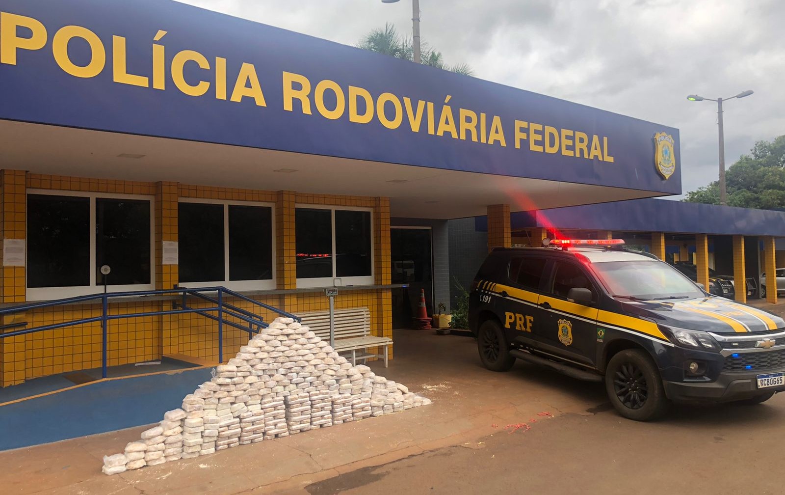 Os policiais encontraram o carregamento escondido embaixo de paletes e compensados de madeira, na carroceria do caminhão | Fotos: Divulgação/ PRF
