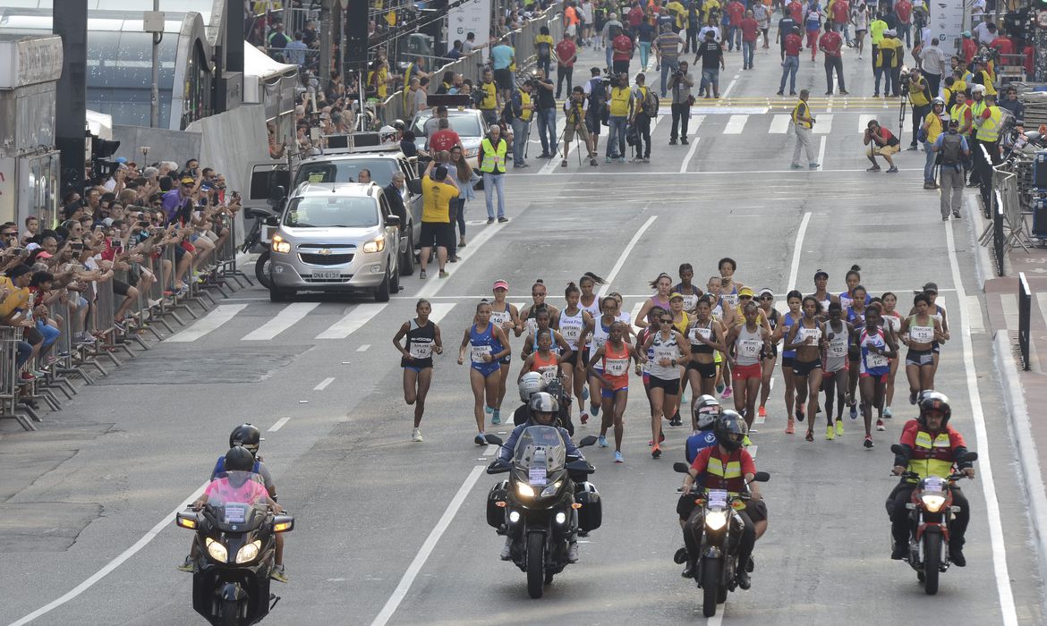 Largada da Corrida Internacional de São Silvestre na Avenida Paulista, em São Paulo.