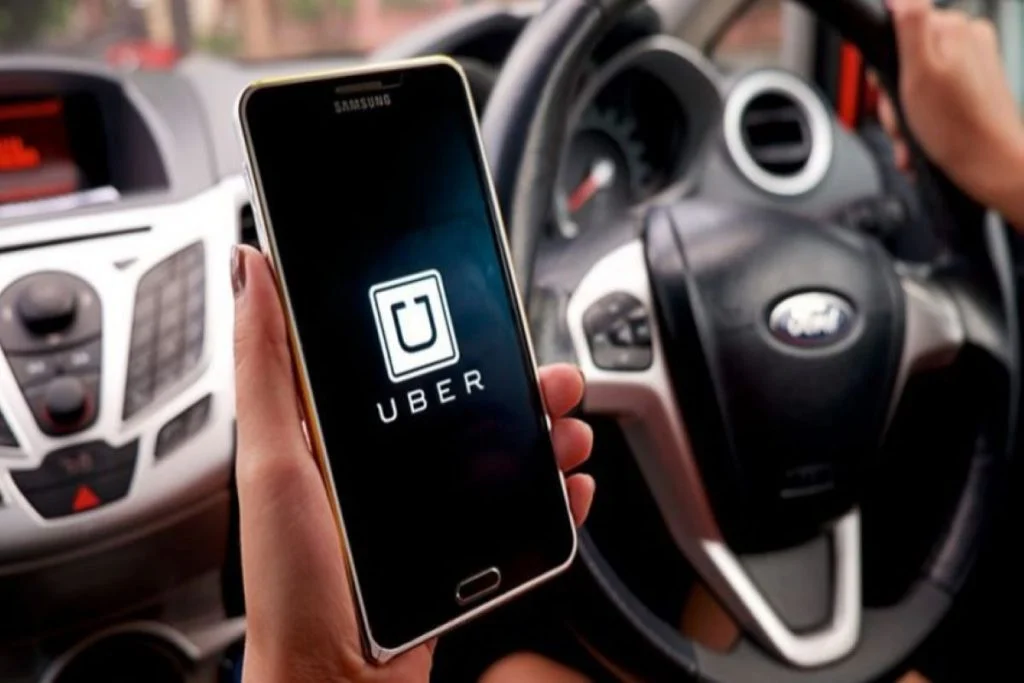 Segundo o britânico, a justificativa da Uber era de que Georgia solicitou motorista em horário com grande demanda. | Foto: Reprodução/Internet