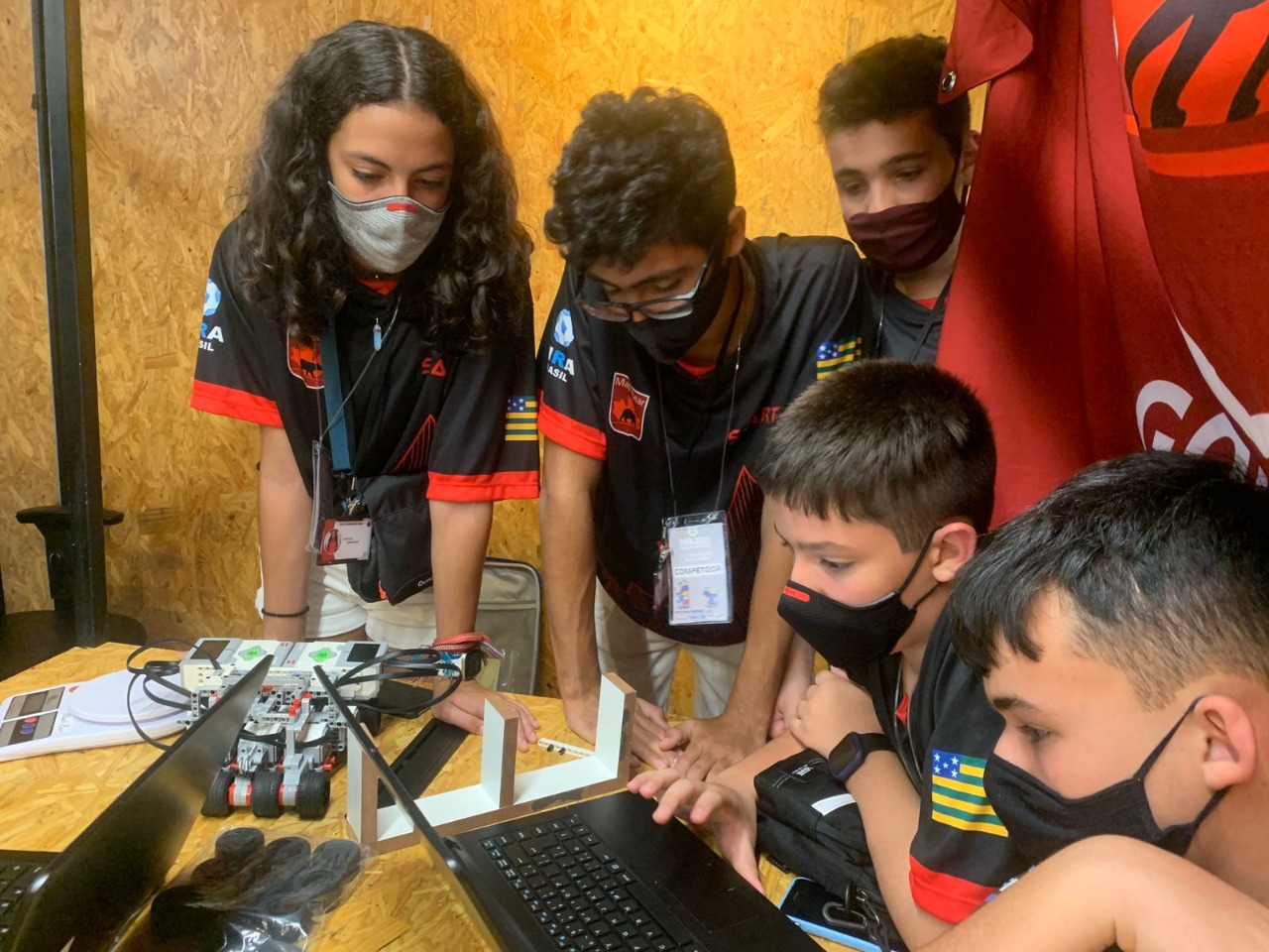 O grupo goiano reúne estudantes com idades de até 14 anos, e competiu com mais de 27 equipes | Foto: Divulgação
