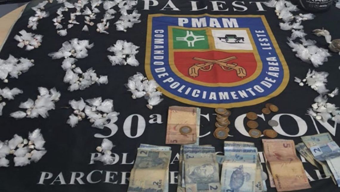 Traficante, identificado como Vanderson Pinheiros, recebeu o apelido por andar trajado com roupas azuis e óculos | Foto: PMAM/Divulgação