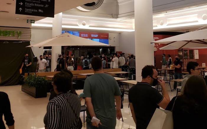 Mulher se irritou com dois spoilers dados pelos garotos e espirrou o spray durante aproximadamente 15 segundos | Foto: reprodução