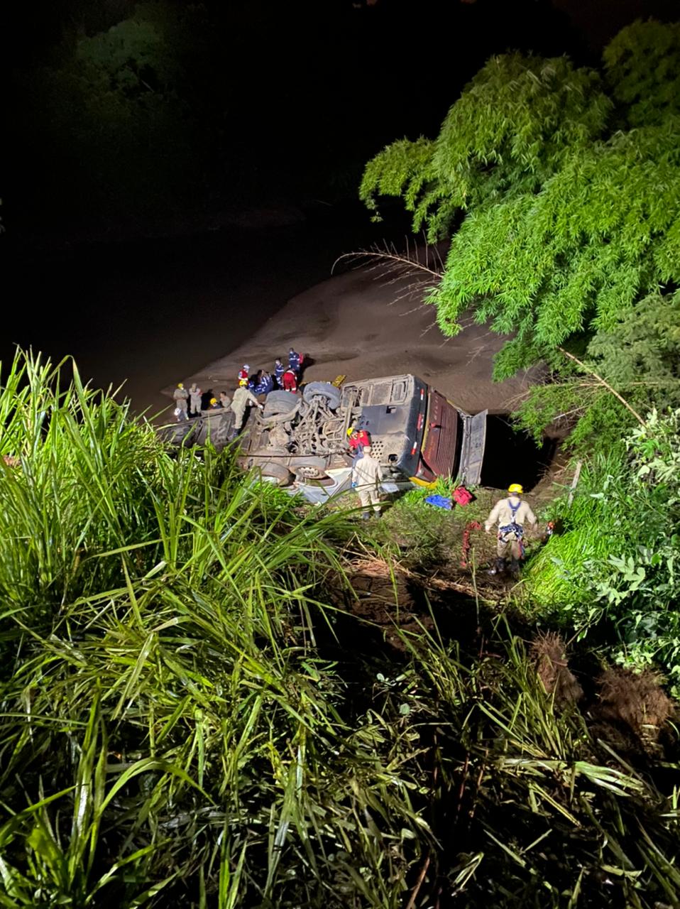 Segundo o Corpo de Bombeiros, havia cerca de 50 vítimas no local | Foto: CBMGO