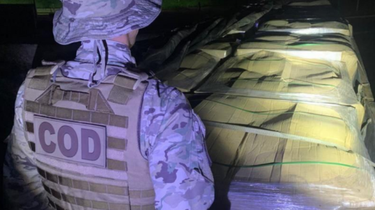 Comando de Operações de Divisas abordou, na última segunda-feira (13), o veículo que realizava o transporte de 24 toneladas de produtos contrabandeados. | Foto: Divulgação