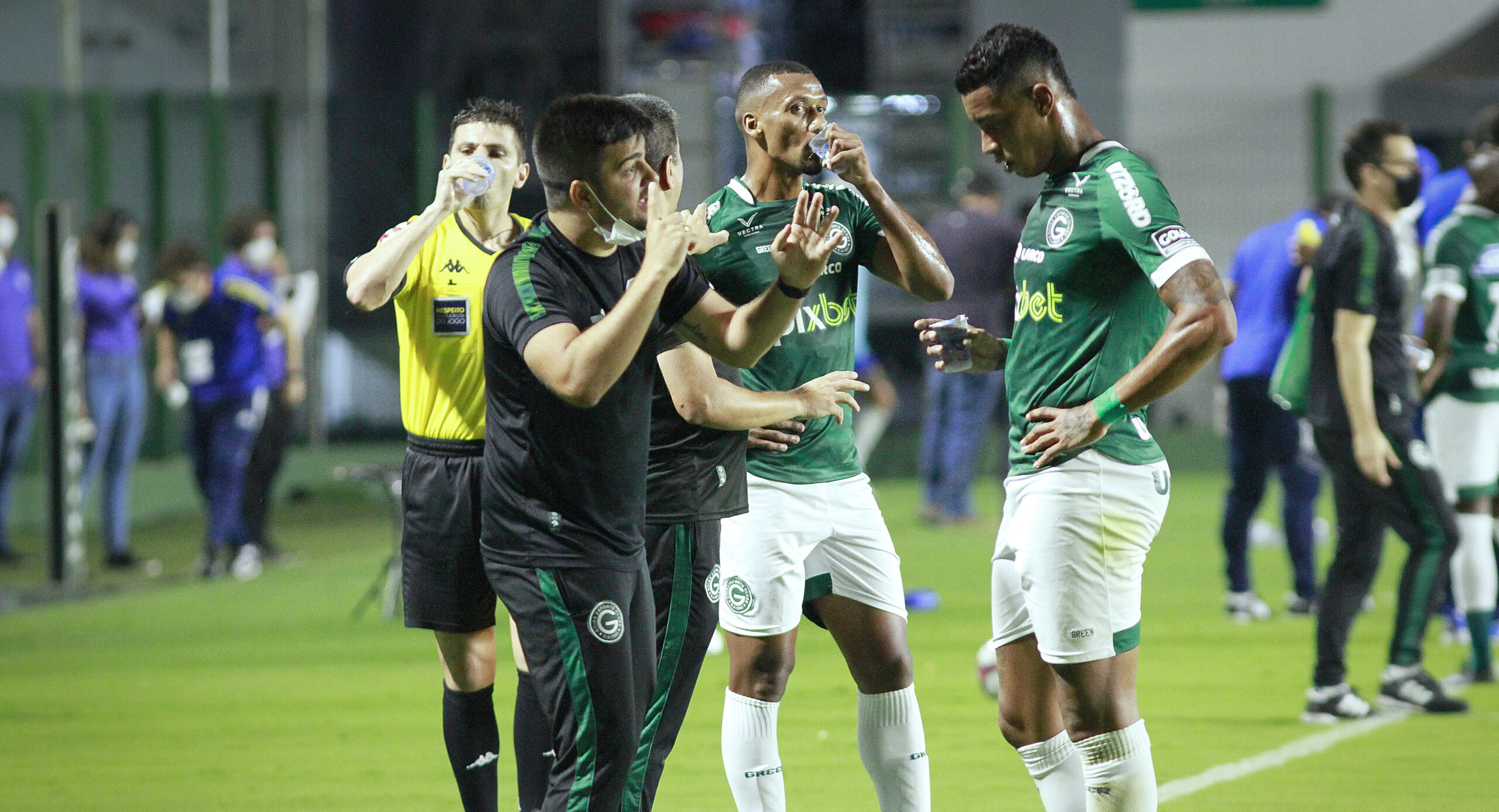 Atacante Alef Manga (dir) e Volante Rezende (fundo) ficaram próximos de permanecer, mas deixam o clube | foto: Rosiron Rodrigues / Goiás EC