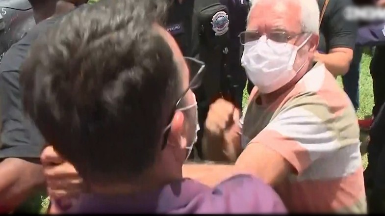 A repórter Camila Marinha, da TV Bahia, foi segurada pelo pescoço por um segurança após tentar entrevistar Bolsonaro | Imagens: Reprodução