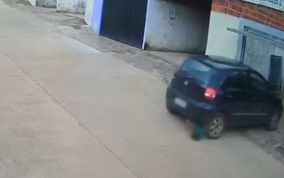 No vídeo, é possível ver quando a mãe aparece à procura do filho e o encontra embaixo do carro. | Foto: Reprodução