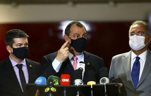 Os senadores Randolfe Rodrigues, Omar Aziz e Renan Calheiros durante entrevista após a instalação da CPI da Pandemia, no Senado Federal.