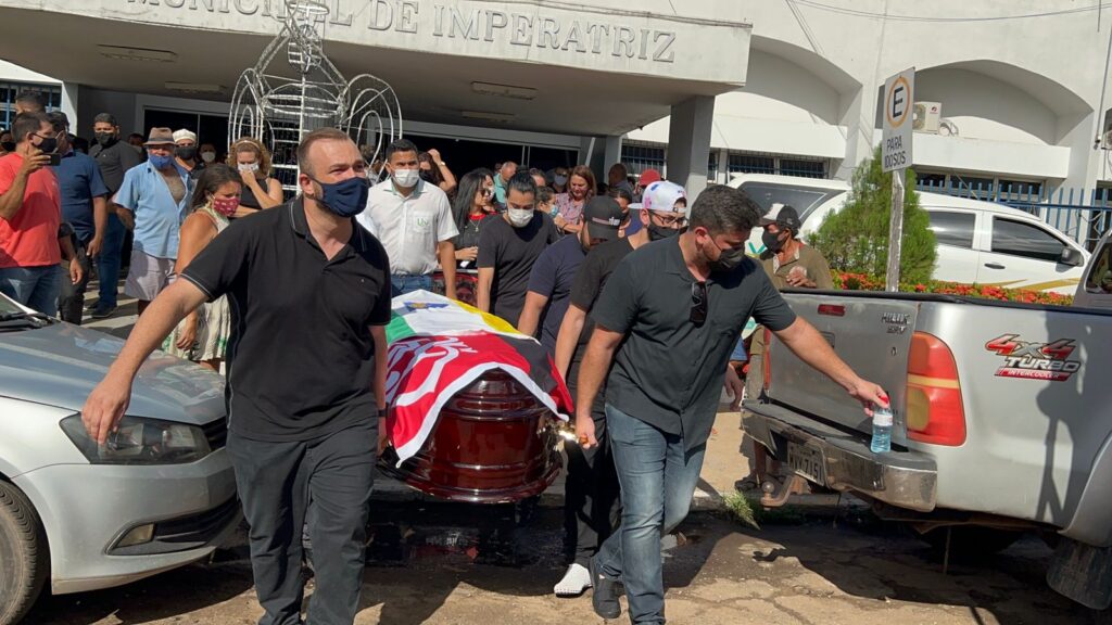 Corpo de Maurílio é sepultado com aplausos, balões brancos e choro; veja 4 bae6320d 1e6a 4aa8 a686 a5c2ff54865f