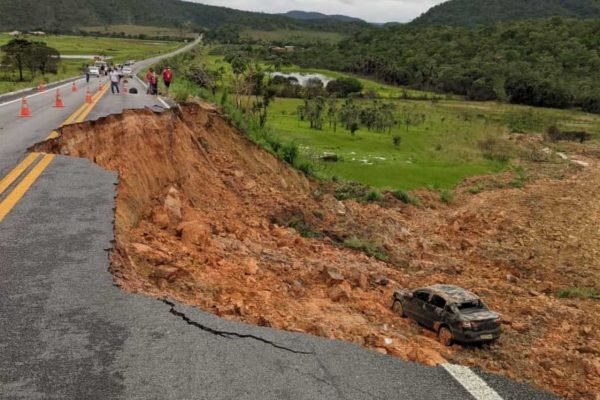 Em razão das fortes chuvas decorrentes no fim de semana, erosão comprometeu parte da pista, sendo necessário caminhos alternativos para quem passa pelo local | Foto: Reprodução/Internet