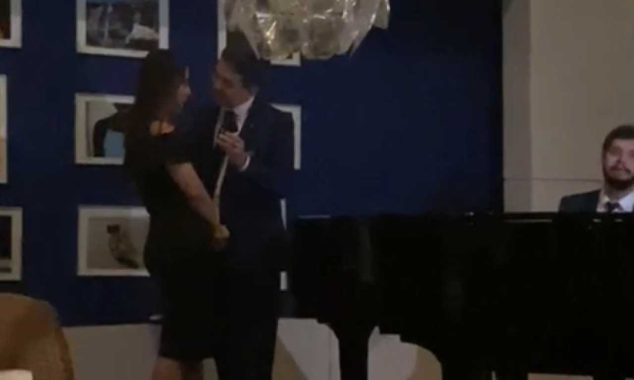 Apenas com amigos próximos, Randolfe Rodrigues (REDE) surpreendeu a todos com o pedido e cantando “Vem meu Amor” de Ivete Sangalo | Foto: reprodução