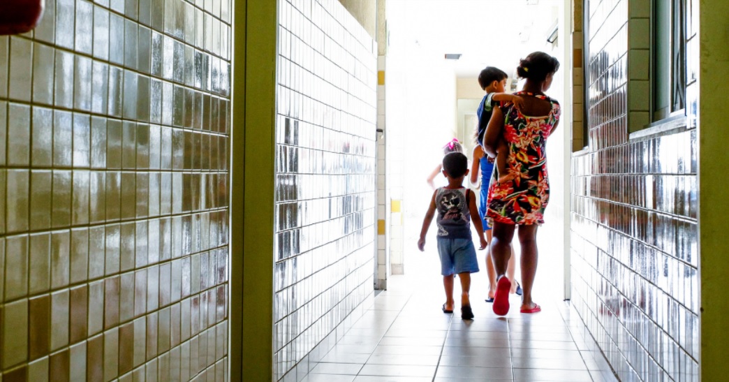 Texto afirma que mulheres não conseguem manter serviço ininterrupto por serem responsáveis por cuidar de outras pessoas | Foto: Reprodução/ Rio Solidário