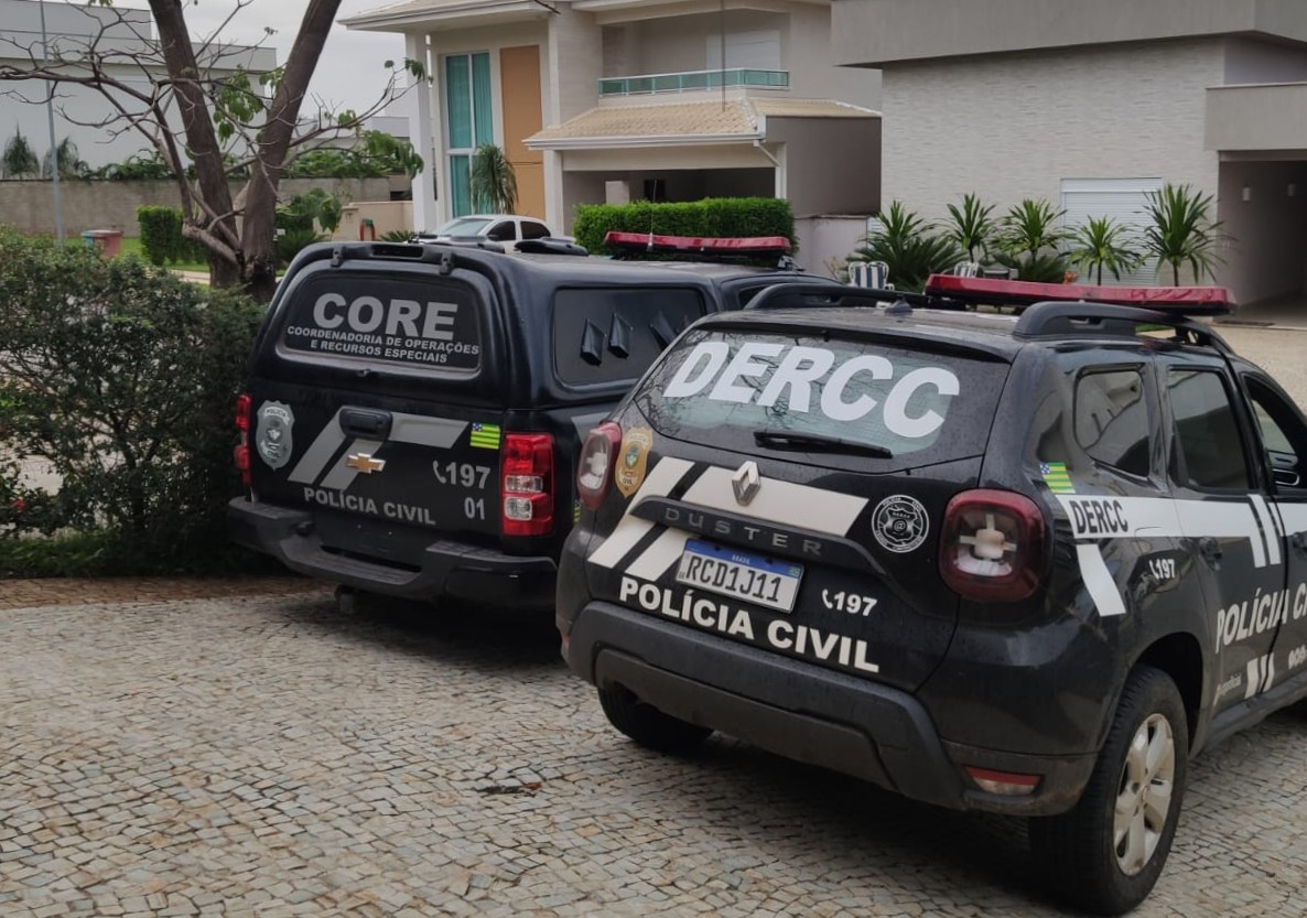 Foram apreendidos aparelhos celulares, computadores e também duas armas de fogo, acompanhadas de munições | Fotos: Divulgação/ PCGO