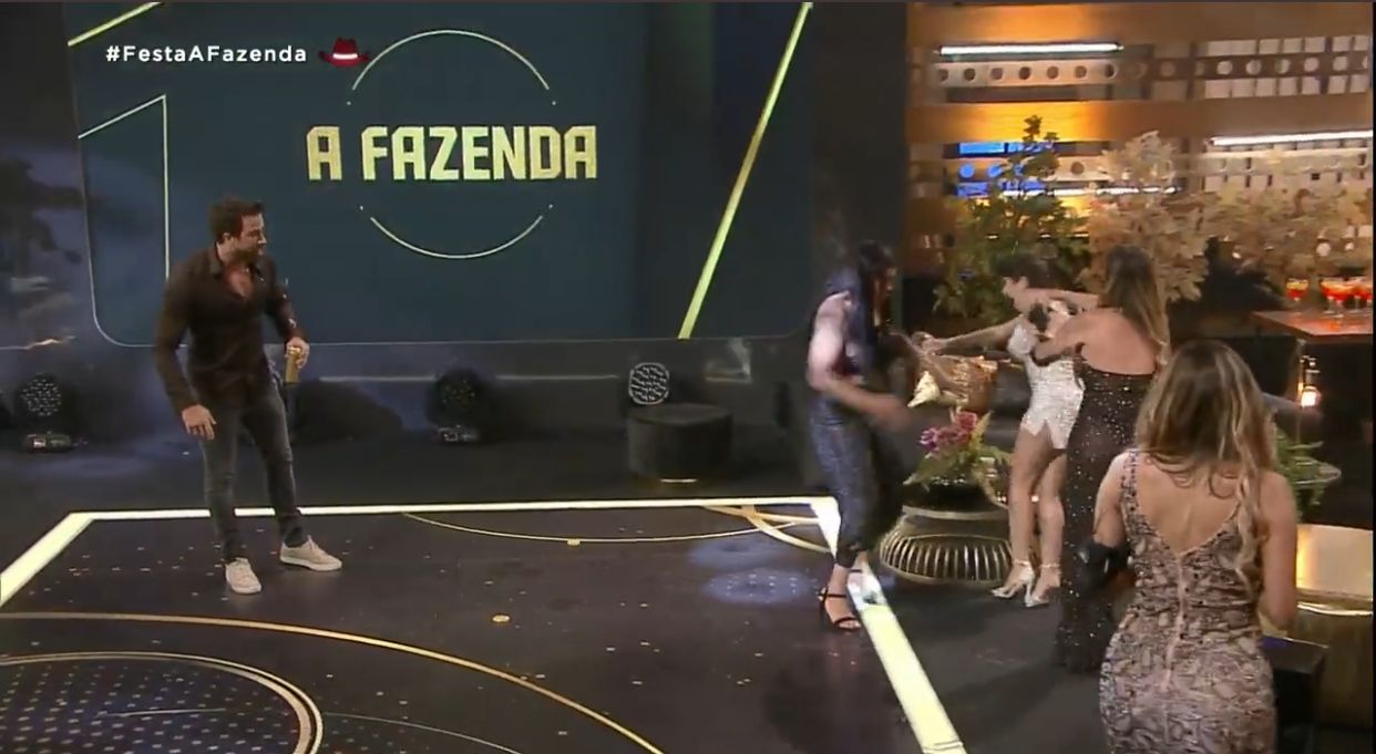 Liziane empurra Lary Bottino