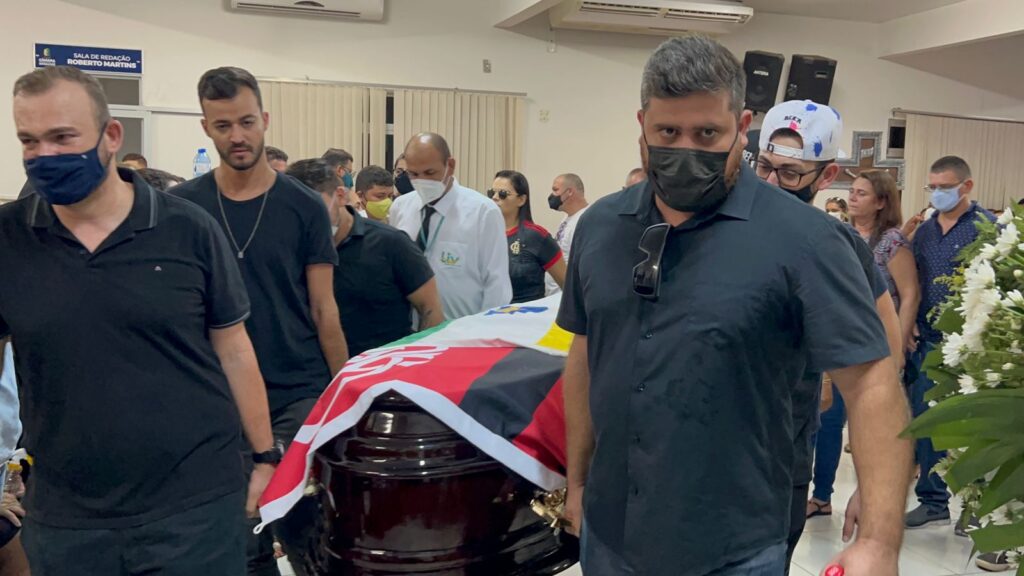 Corpo de Maurílio é sepultado com aplausos, balões brancos e choro; veja 5 fb6c41f7 01e5 4ed0 8f75 4d369bcc0b6e