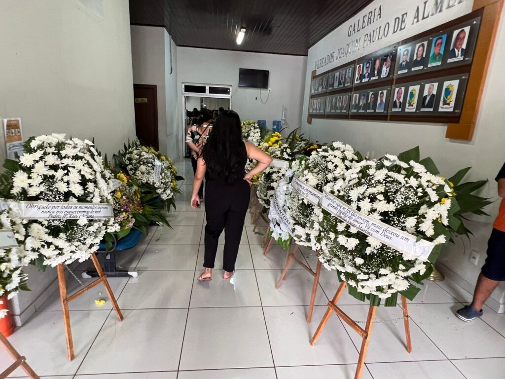 Corpo de Maurílio é sepultado com aplausos, balões brancos e choro; veja 6 fb779278 a245 4b69 80e5 7f457e466ef6