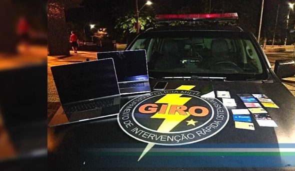 Foram apreendidos cartões de crédito, notebooks e identidades falsas que eram utilizados pelo criminoso para se safar das investigações. | Foto: Reprodução