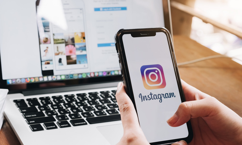 Ao Senado dos Estados Unidos, Adam Mosseri afirmou que empresa está trabalhando em uma 'versão' dessa funcionalidade há alguns meses; o app classifica postagens por meio de algoritmo desde 2016. | Foto: Reprodução