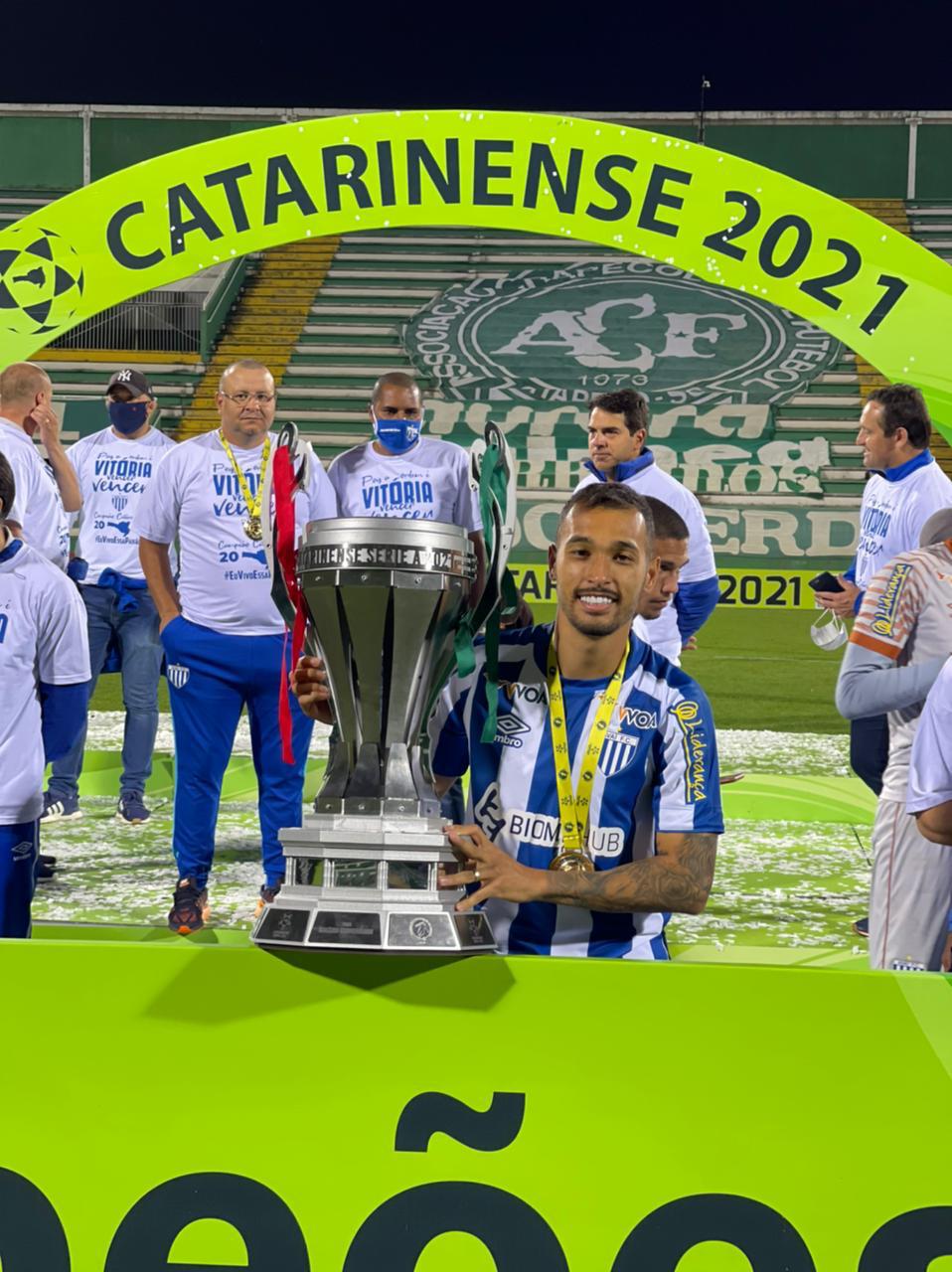 Lateral conquistou dois títulos catarinenses e dois acessos para a Série A com a camisa do Avaí | foto: Arquivo pessoal