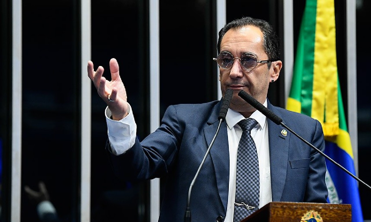 Segundo a decisão, o senador goiano imprimiu de forma irregular 990 cópias de seu informe publicitário intitulado "Kajuru, diferente de todos, pré-candidato ao Senado, propostas por Goiás e pelo Brasil" | Foto: Reprodução