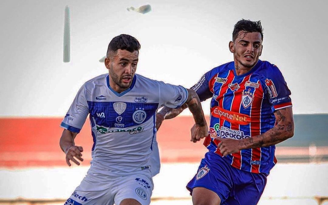 Paulinho (direita), estava atuando nas duas últimas temporadas pelo Itabaiana, onde fez sua melhor temporada em 2021 | foto: Arquivo pessoal / Jogador
