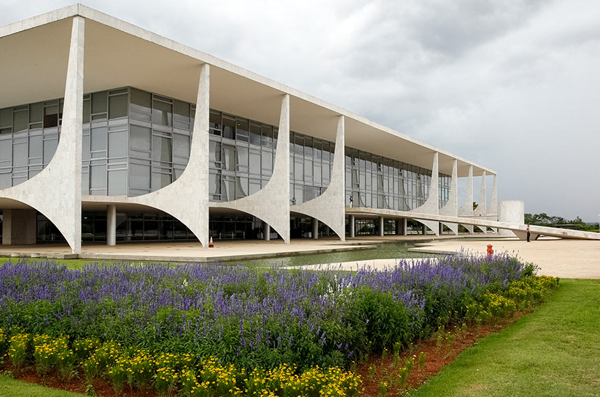 Palácio do Planalto com Bandeira Brasileira a meio mastro em solidariedade às vítimas do acidente aéreo com time de futebol da Chapecoense, ocorrido na Colômbia. 

Foto: Rogério Melo/PR