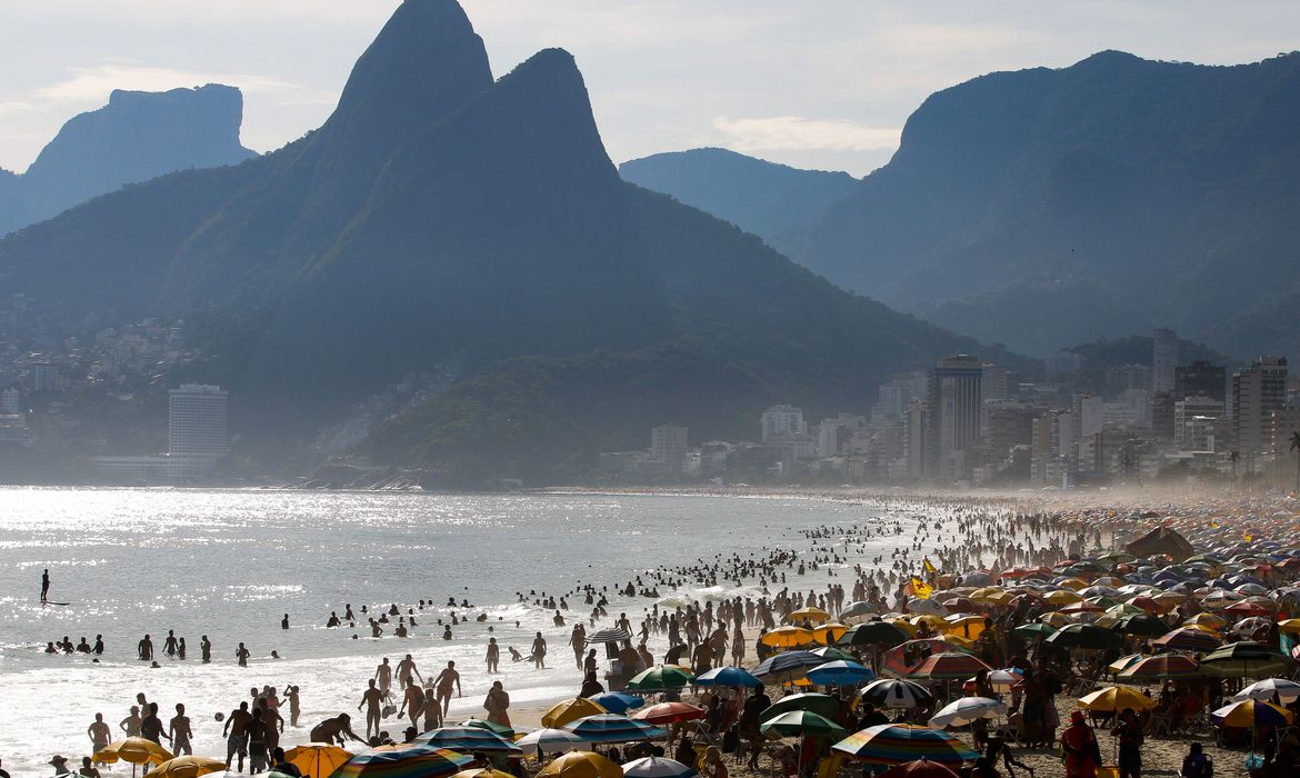 Banhistas no Arpoador curtem dia de verão com 39,5º C e sensação térmica de 50,7º C.