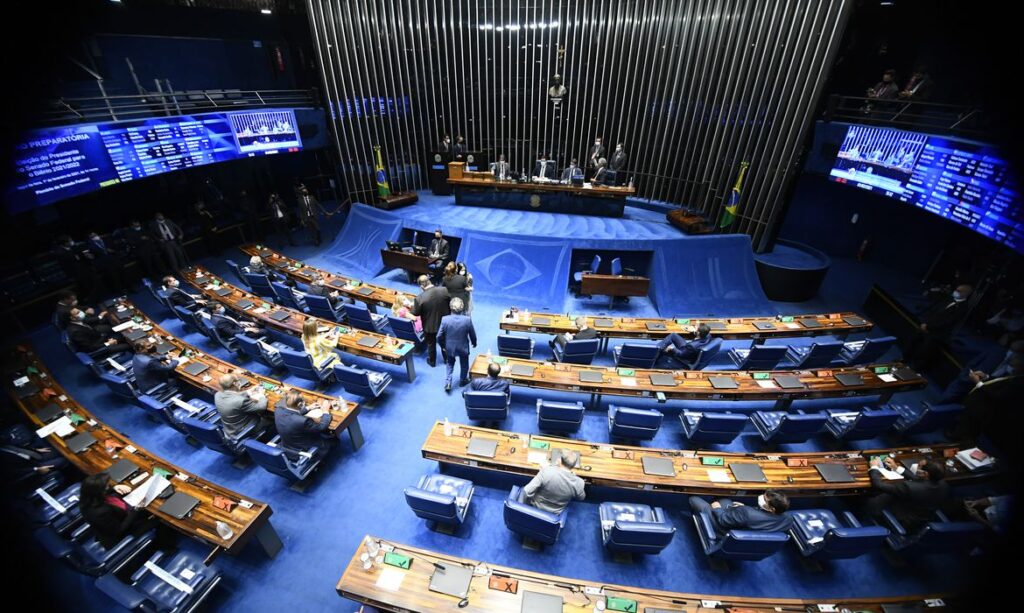 Plenário do Senado durante reunião preparatória destinada à eleição do presidente do Senado Federal para o segundo biênio da 56º Legislatura.

A eleição ocorre de forma presencial, seguindo as medidas de segurança contra a covid-19, e obedecendo o Regimento Interno da Casa, que prevê a votação por meio de cédulas em papel inseridas em envelope. 

Presidente do Senado Federal, senador Davi Alcolumbre (DEM-AP), conduz reunião. 

Foto: Marcos Oliveira/Agência Senado