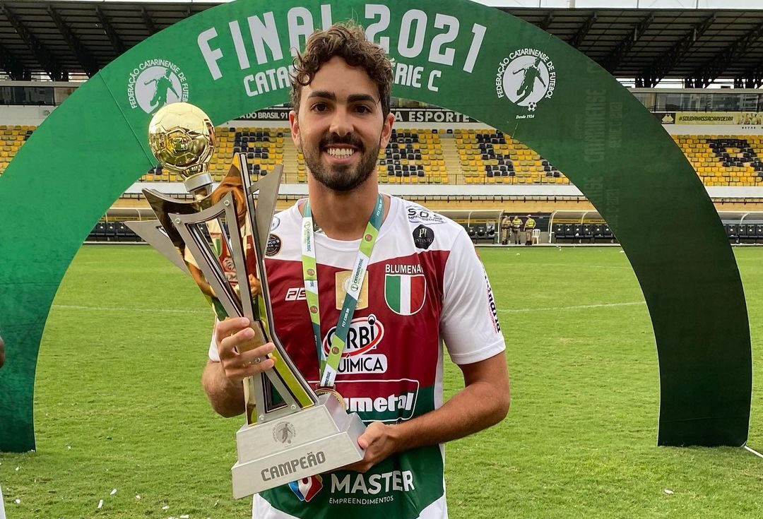 Meia-atacante Thales Quadros, recentemente foi campeão com o Blumenau, na Terceira Divisão do Catarinense | foto: Arquivo Pessoal