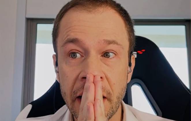 "Se você realmente acredita no que você escreveu, você deveria ser adulto e nunca mais aceitar trabalho de nenhuma empresa que promova o entretenimento que você acha ruim. Que tal?", disse Tiago na publicação. | Foto: Reprodução