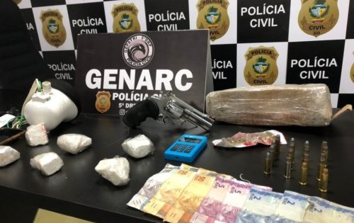 Um dos suspeito já possui passagem por tráfico. Com eles, foram encontradas drogas e uma arma de fogo | Foto: Divulgação/ PCGO
