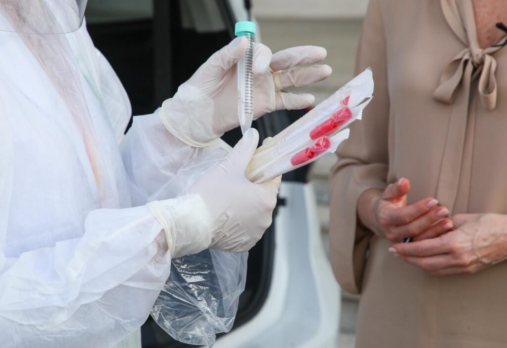 De acordo com a pasta, todos os que tiveram contato com a mulher nos últimos dias já estão sendo rastreados | Foto: Reprodução