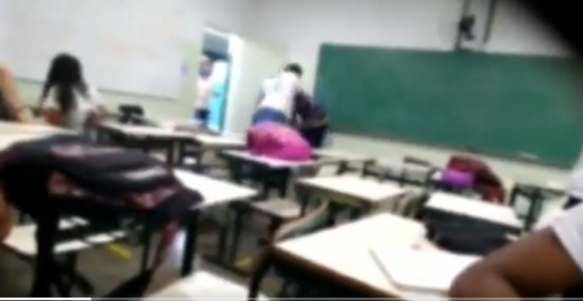 Adolescente de 14 anos teria ligado aos prantos para a mãe do banheiro da escola após professor dizer que transaria com ela | Foto: Reprodução