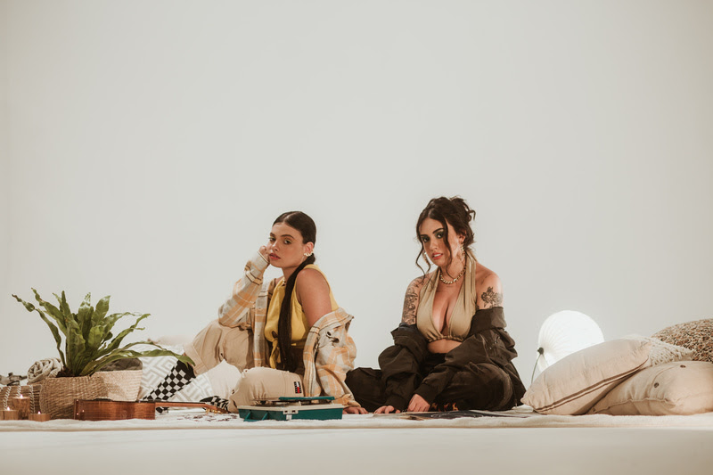 Carolzinha acredita que a cada novo ciclo a dupla consegue expandir o público, seja pela identidade visual ou pelas canções em si. | Foto: Reprodução/Internet