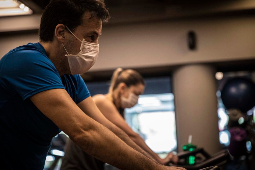 Estudo da Universidade de São Paulo comprova que a proteção não afeta a respiração ou traz riscos a saúde | Foto: Reprodução