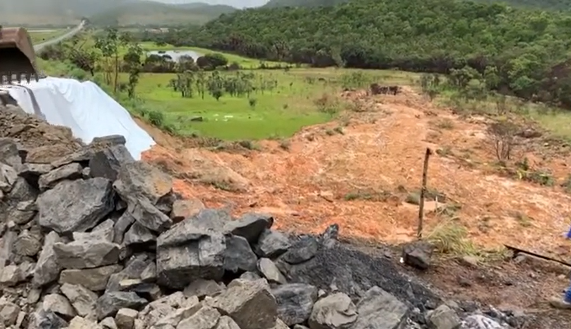 Na terça-feira (4/1), funcionários da Goinfra transportaram 18 carretas carregadas de pedras usadas na manutenção da rodovia | Imagens: Reprodução
