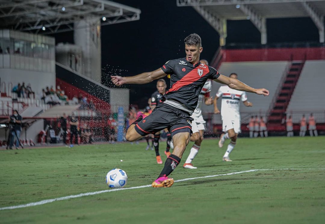 Atacante estava atuando no Atlético Goianiense na campanha do Brasileiro da Série A, marcando gols contra Grêmio e Flamengo | foto: Heber Gomes